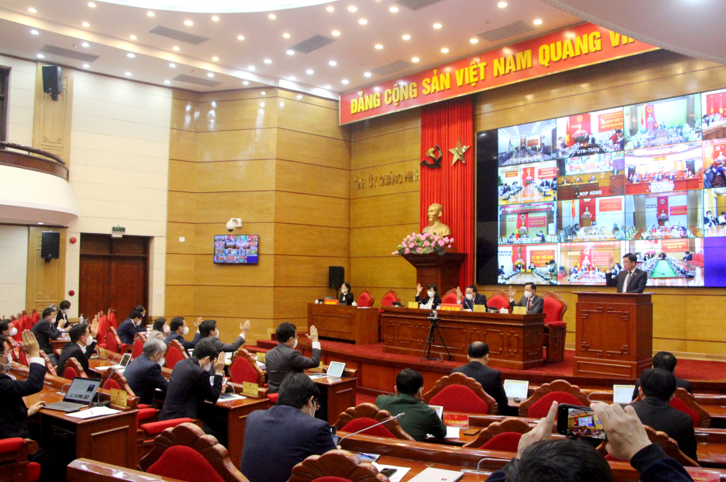 Các đại biểu biểu quyết thông qua các Nghị quyết tại kỳ họp.