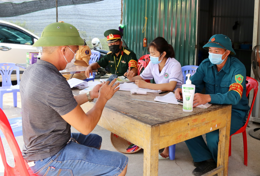 Trung tá Triệu Đức Thông (Ban CHQS TP Hạ Long) và dân quân tự vệ xã Tân Dân phối hợp với các lực lượng khác kiểm soát chặt chốt kiểm soát dịch đèo Hạ My, trên quốc lộ 279.