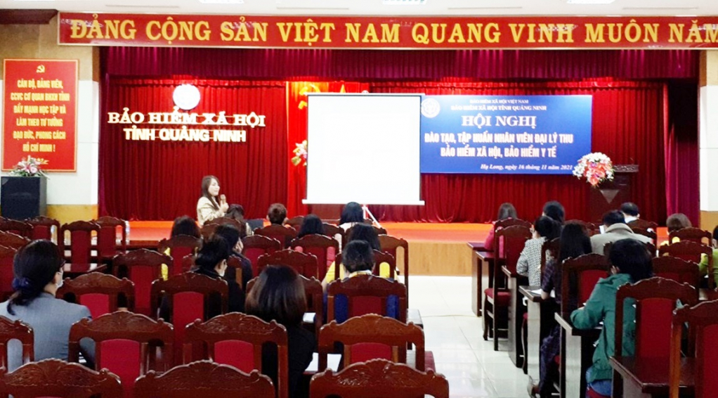 Cán bộ BHXH tỉnh truyền đạt những nội dung quy định về hoạt động của đại lý thu BHXH, BHYT.