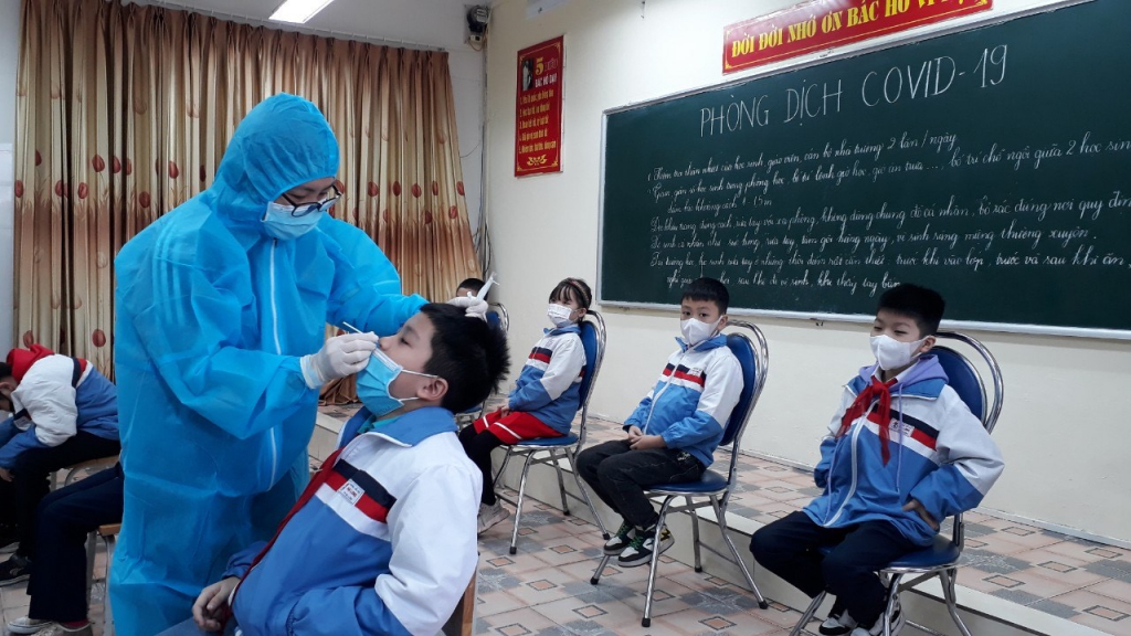 Xét nghiệm sàng lọc SARS-CoV-2 cho học sinh tại Trường Tiểu học Hạ Long, ngày 9/11.
