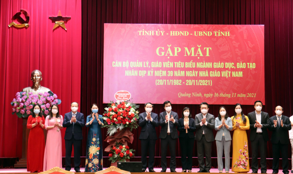 àd Các đồng chí lãnh đạo tỉnh tặng hoa chúc mừng ngành GD&ĐT tỉnh nhân kỷ niệm 39 năm Ngày Nhà giáo Việt Nam.