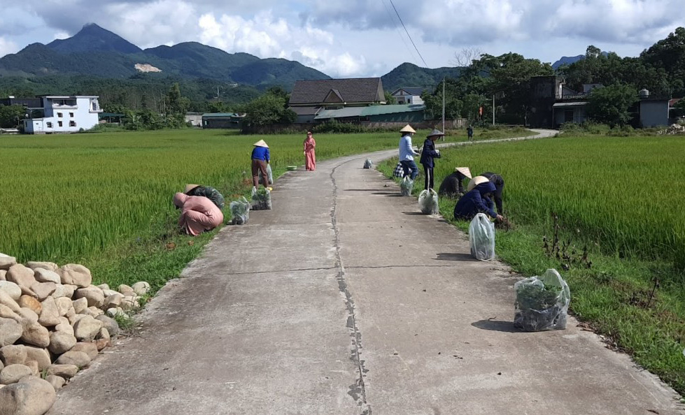 Nhân dân bản Tình Á (xã Quảng Đức, huyện Hải Hà) tích cực tham gia vào các phong trào của địa phương.
