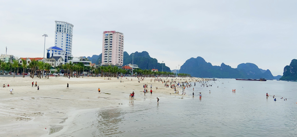 Bãi tắm Hòn Gai