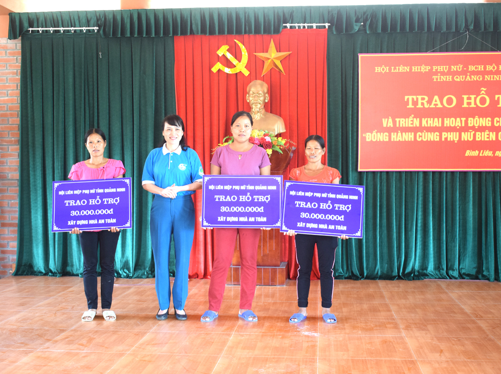Lãnh đạo Hội Liên hiệp phụ nữ tỉnh trao tiền hỗ trợ cho các hộ khó khăn về nhà ở xã Lục Hồn, từ Chương trình