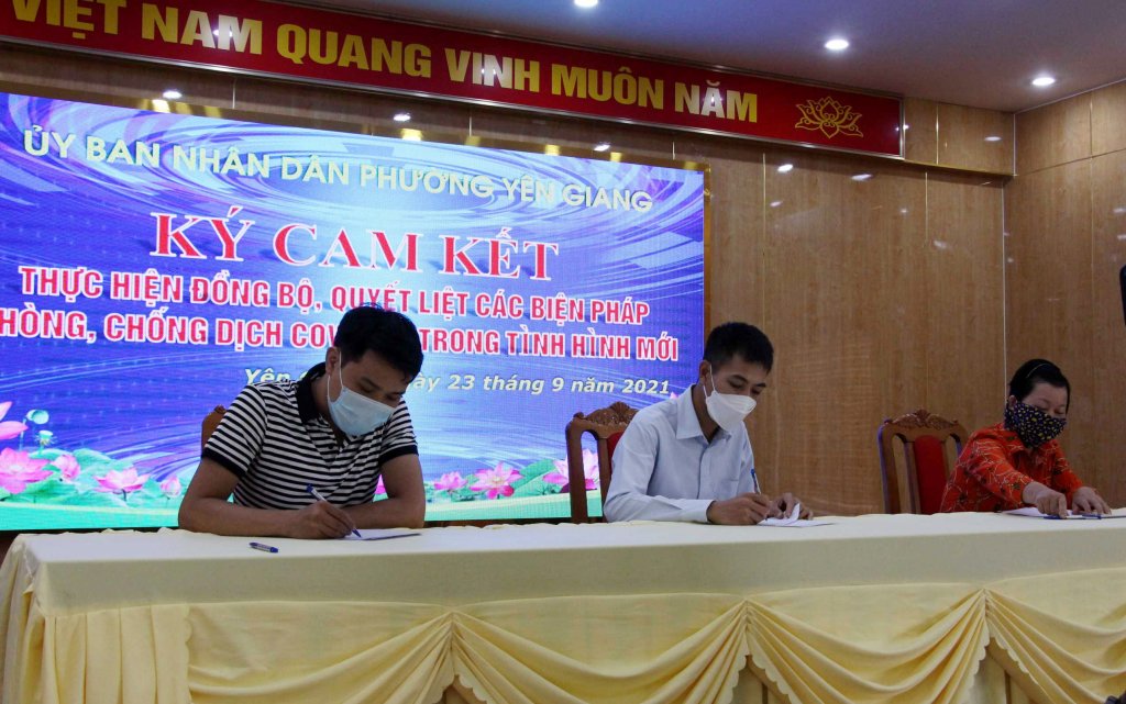 Các hộ kinh doanh trên địa bàn phương Yên Giang (TX Quảng Yên) đồng thuận ký cam kết thực hiện nghiêm biện pháp phòng chống dịch. Ảnh: Trung tâm TT&VH thị xã.