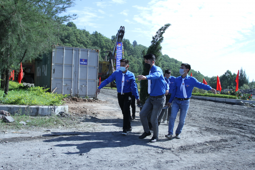 Đoàn viên thanh niên Công ty trang trí cây xanh khu vực khuôn viên trên mỏ.