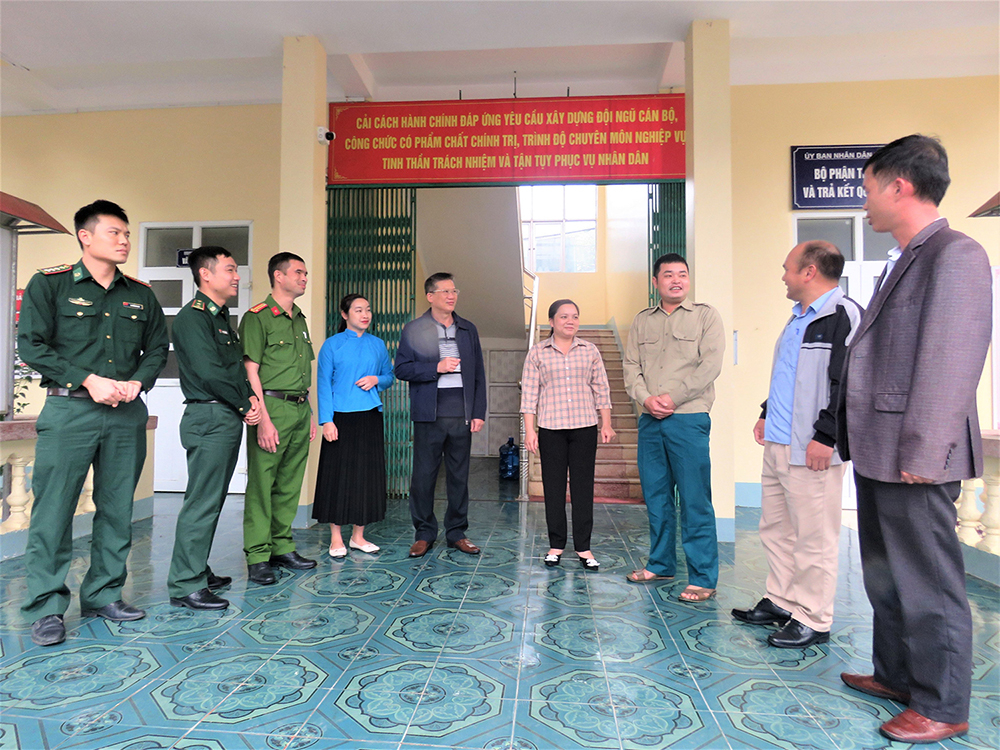 Cán bộ, đảng viên xã Hải Sơn (TP Móng Cái) trao đổi một số nội dung tại hội nghị quán triệt Nghị quyết Đại hội XIII của Đảng trong giờ giải lao, tháng 3/2021.