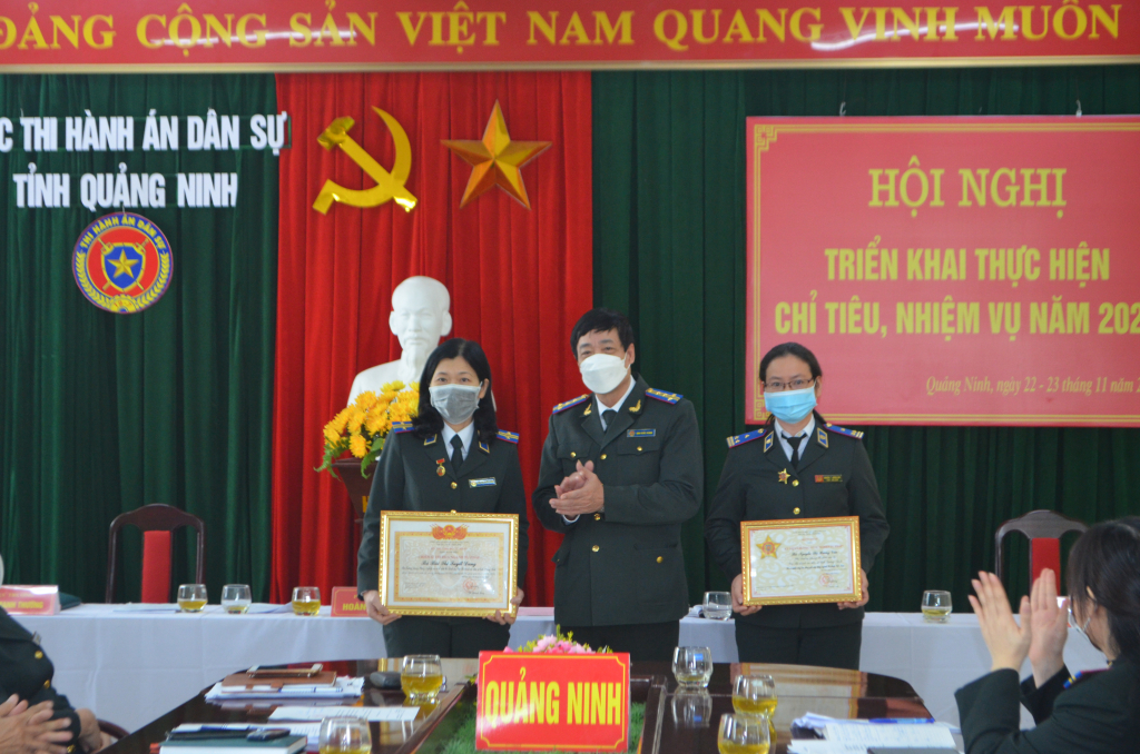 Lãnh đạo Cục THADS tỉnh trao kỉ niệm chương Vì sự nghiệp Tư pháp, danh hiệu Chiến sĩ thi đua ngành Tư pháp cho cá nhân có thành tích xuất sắc trong công tác.
