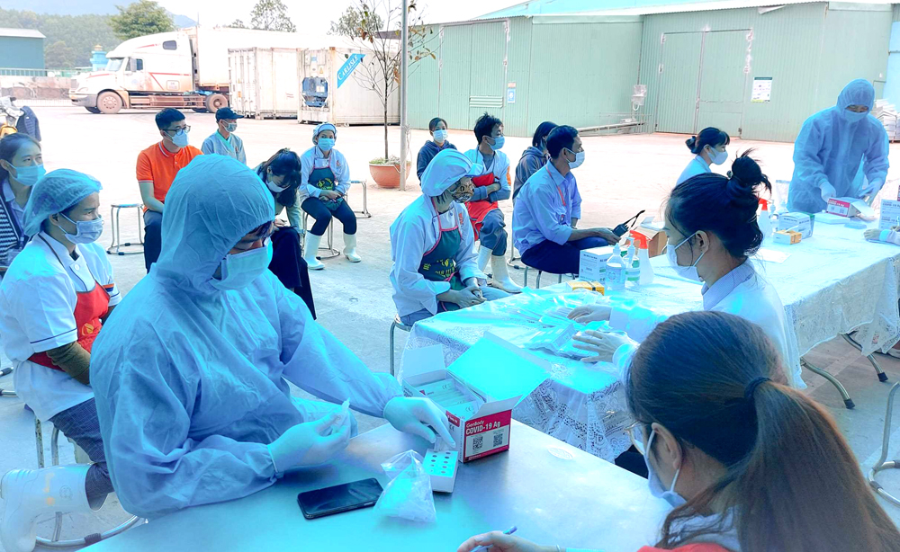 Cụm Công nghiệp Nam Sơn thực hiện test nhanh Sar-Covi-2 cho cán bộ, công nhân, người lao động các cơ sở sản xuất kinh doanh - Bình Minh (Trung tâm TT&VH Ba Chẽ)