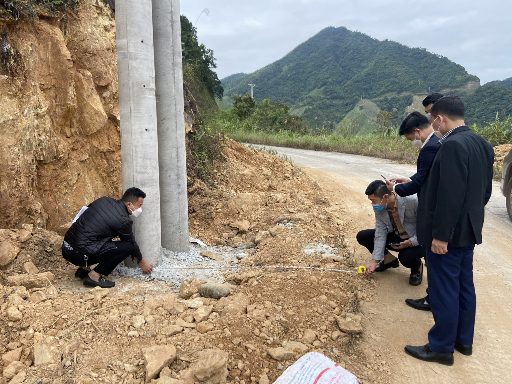 Đoàn công tác yêu cầu đơn vị thi công phải khẩn trương lấp đất các hố móng và có ngay các phương án xử lý chống sạt lở.