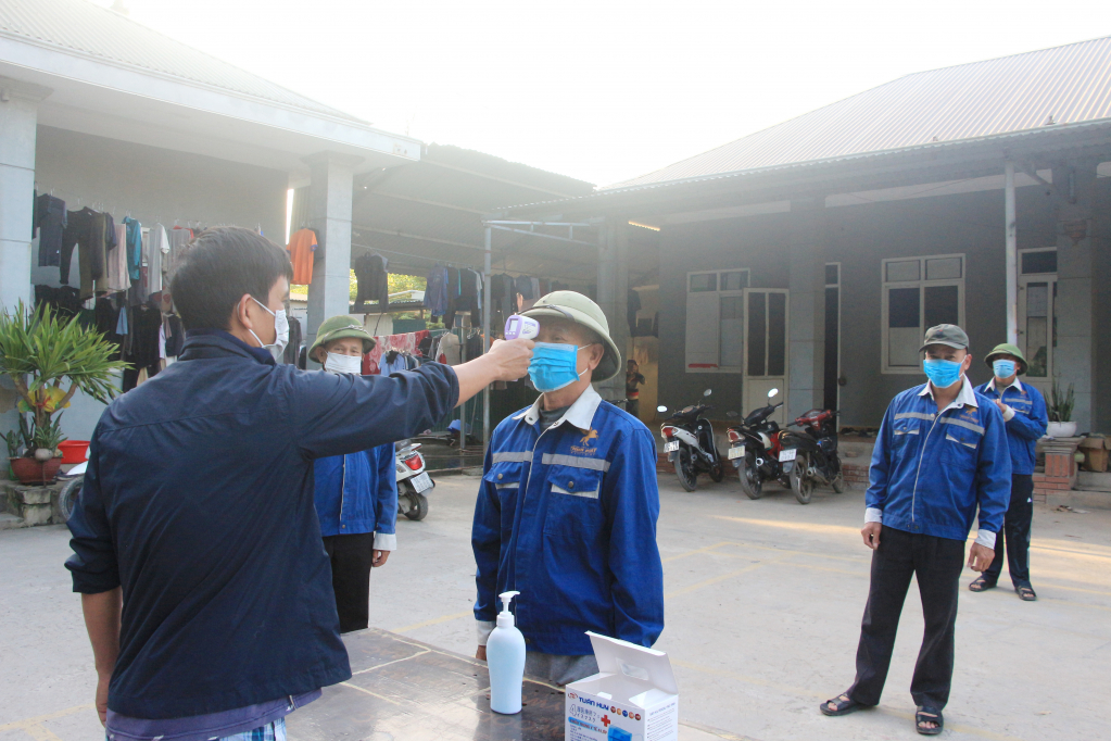 Các công nhân làm việc tại dự án tuyến đường bao biển TP Hạ Long - TP Cẩm Phả được kiểm soát chặt chẽ trong phòng, chống dịch.