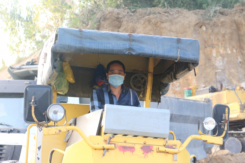 Công nhân thực hiện nghiêm việc đeo khẩu trang trong quá trình thi công dự án tuyến đường bao biển TP Hạ Long - TP Cẩm Phả.