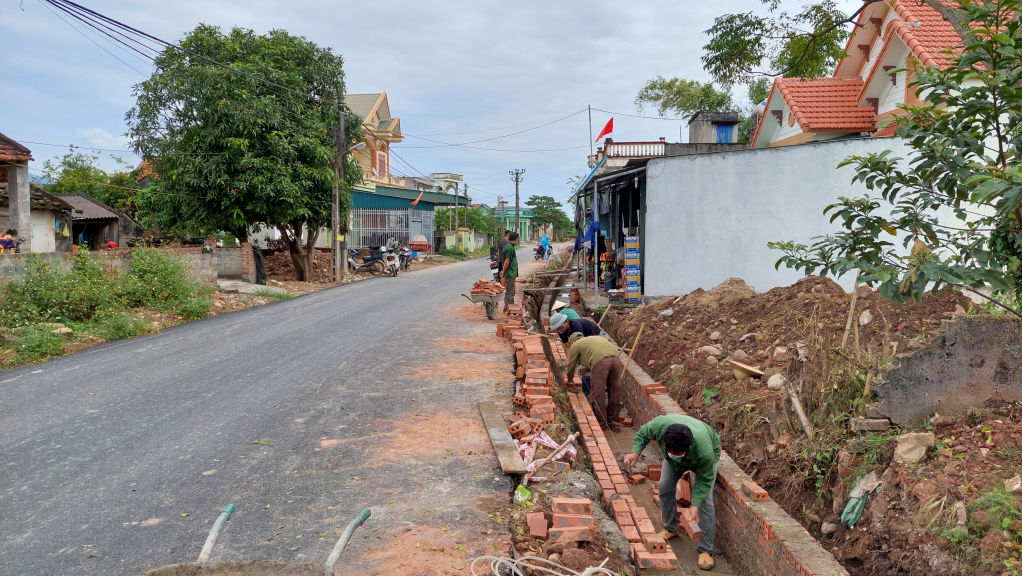 Công trình nâng cấp tuyến được trục xã từ UBND đến đầu đê Xóm Giáo, xã Đầm Hà, huyện Đầm Hà có mức đầu tư hơn 12,4 tỷ đồng đang được Công ty TNHH Thanh Hiếu đẩy nhanh tiến độ thi công.