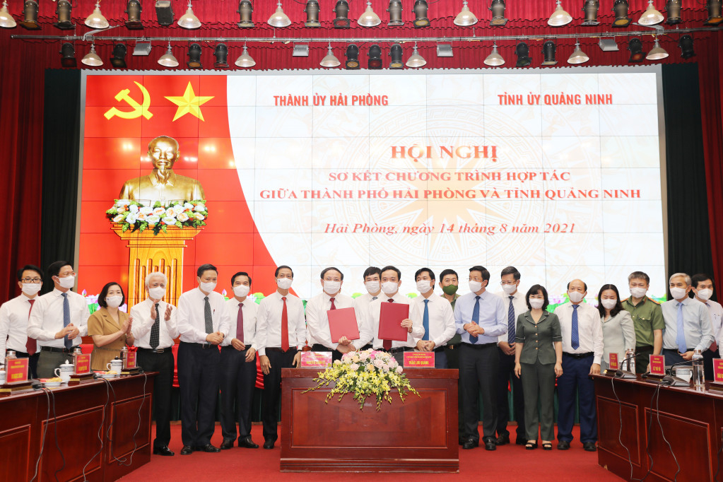 Bí thư Tỉnh ủy Quảng Ninh Nguyễn Xuân Ký và Bí thư Thành ủy Hải Phòng Trần Lưu Quang ký kết chương trình phối hợp giữa 2 địa phương.