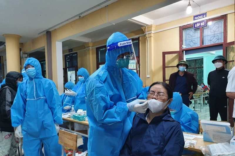 Huyện Hải Hà truy vết, xét nghiệm tầm soát ngay trong đêm ghi nhận ca F0 đầu tiên, ngày 13/11/2021. Ảnh: Trung tâm TT&VH Hải Hà.