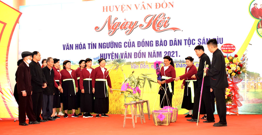 Lễ hội phục dựng đám cưới truyền thống Sán Dìu, khi nhà trai mang lễ vật đến, nhà gái thách đố bằng làn đệu Sọong cô.