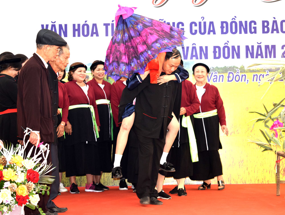 Nhà trai hát đối lại được, nhà gái cho rước dâu, chú rể cõng cô dâu về nhà mình