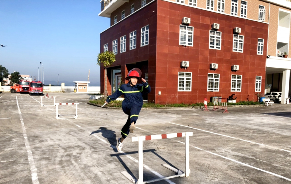 Đội Cảnh sát PCCC&CNCH Công an huyện Vân Đồn thường xuyên tổ chức huấn luyện nghiệp vụ cho CBCS.