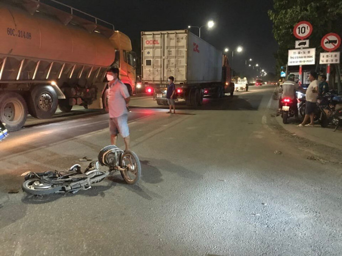 Xe đầu kéo ôm cua, một phụ nữ đi xe đạp điện tử vong 1