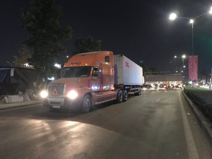 Xe đầu kéo ôm cua, một phụ nữ đi xe đạp điện tử vong 3