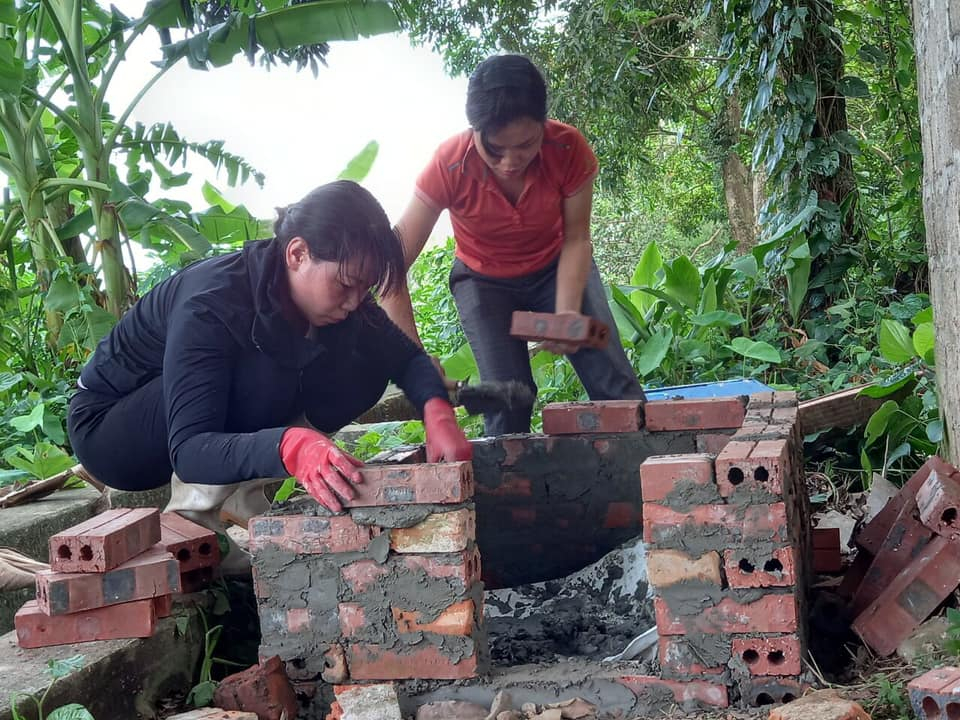 Hội viên phụ nữ xã Quảng Nghĩa (TP Móng Cái) nhân rộng mô hình ủ phân hữu cơ, góp phần vào công tác bảo vệ môi trường.