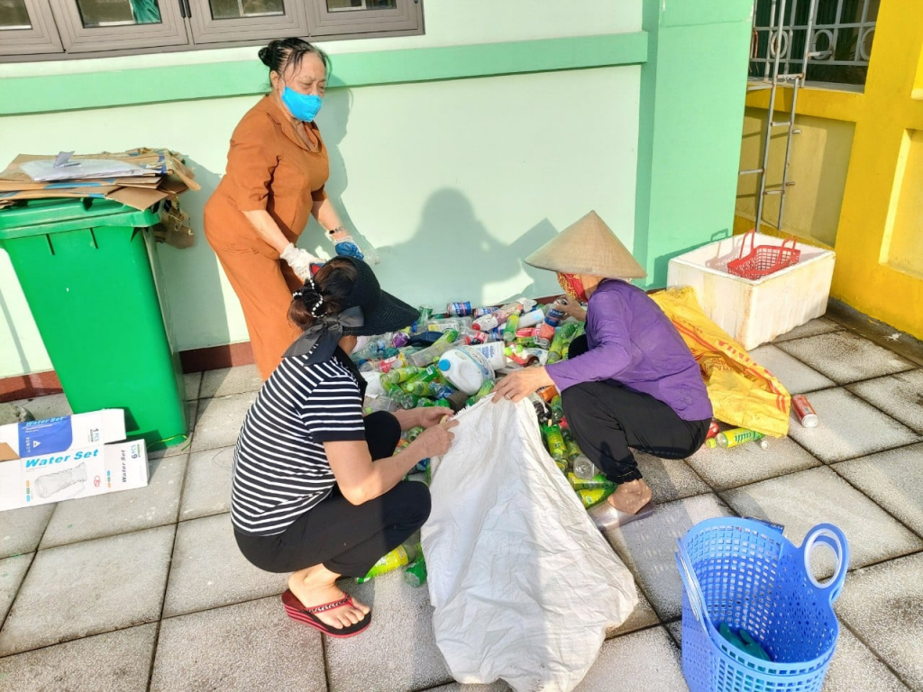 Phụ nữ phường Mông Dương (TP Cẩm Phả) phân loại rác thải nhựa góp phần vào công tác bảo vệ môi trường.