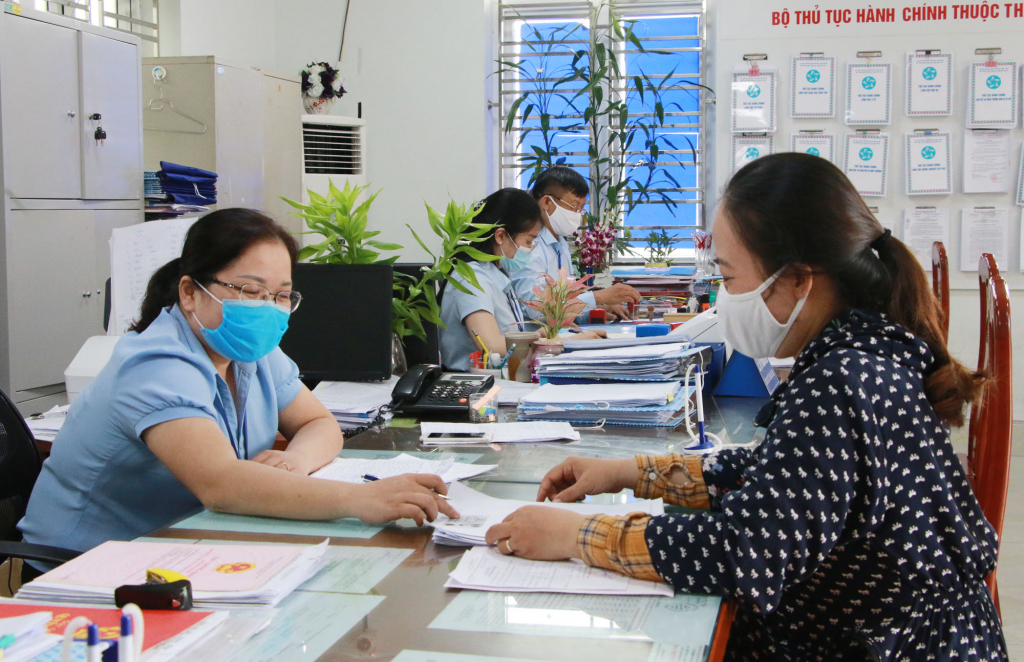 Cán bộ Bộ phận tiếp nhận và trả kết quả hiện đại phường Mạo Khê (TX Đông Triều) hướng dẫn người dân giải quyết thủ tục hành chính.