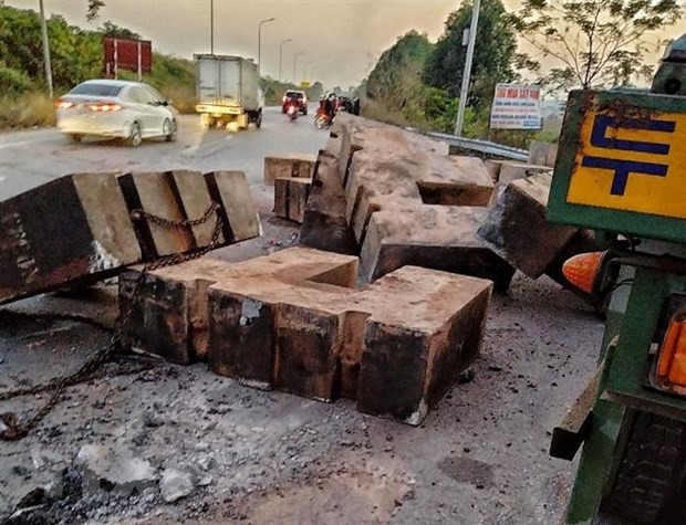 Bắc Giang: Xe đầu kéo làm rơi nhiều khối bêtông đè chết người đi đường hình ảnh 1 Bac Giang: Xe dau keo lam roi nhieu khoi betong de chet nguoi di duong hinh anh 1