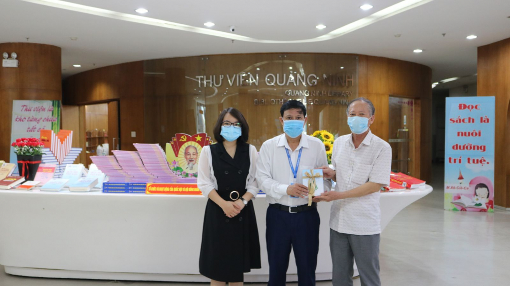 Đại diện nhà thơ Xuân Hương tặng sách Thư viện tỉnh.
