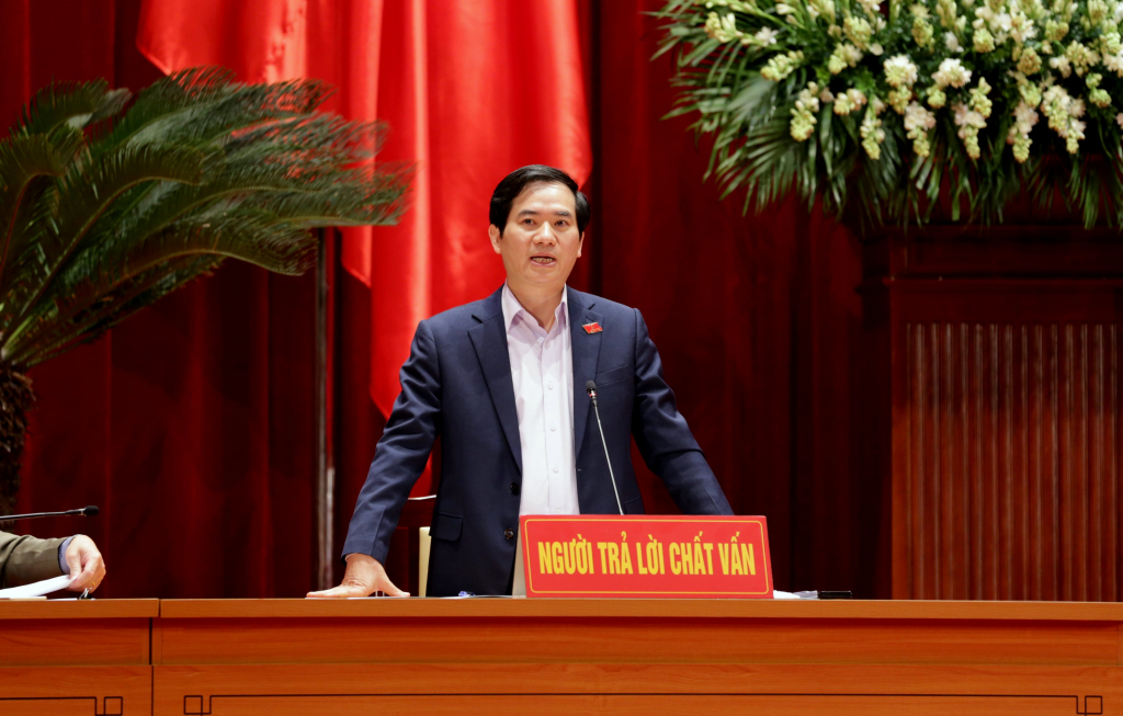 Đồng chí Vũ Quyết Tiến, Giám đốc Sở Nội vụ tỉnh trả lời chất vấn của các đại biểu liên quan đến vấn đề tinh giản và sử dụng biên chế