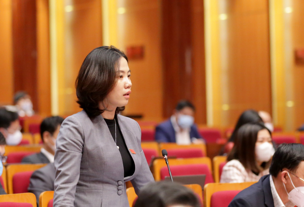 Đại biểu Nguyễn Thị Bích Liên, Tổ đại biểu Đông Triều chất vấn Giám đốc Sở Giáo dục và Đào tạo về lộ trình tự chủ của ngành giáo dục.