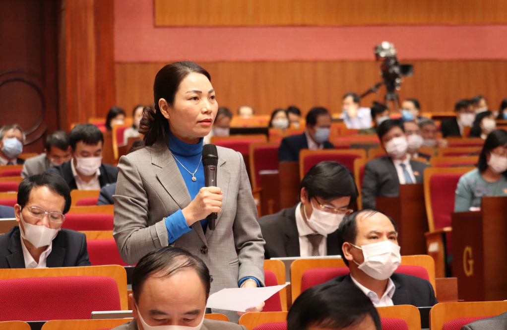 Giám đốc Sở Giáo dục và Đào tạo Nguyễn Thị Thúy trả lời chất vấn tại kỳ họp.