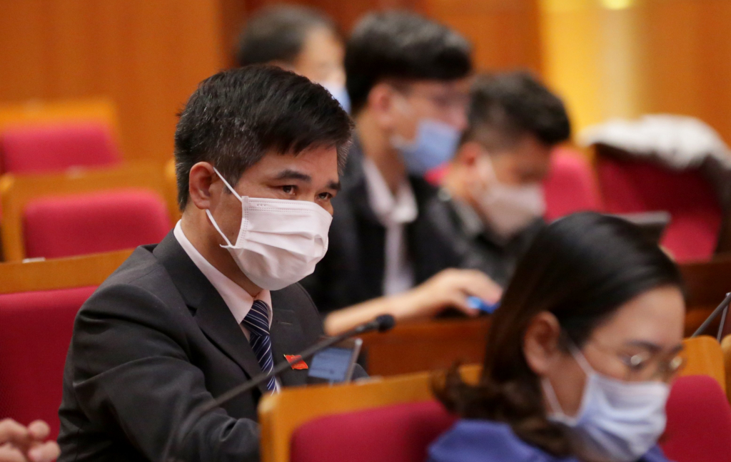 Đại biểu Nguyễn Mai Hùng, Tổ đại biểu TP Uông Bí, chất vấn đồng chí Giám đốc Sở GD&ĐT.