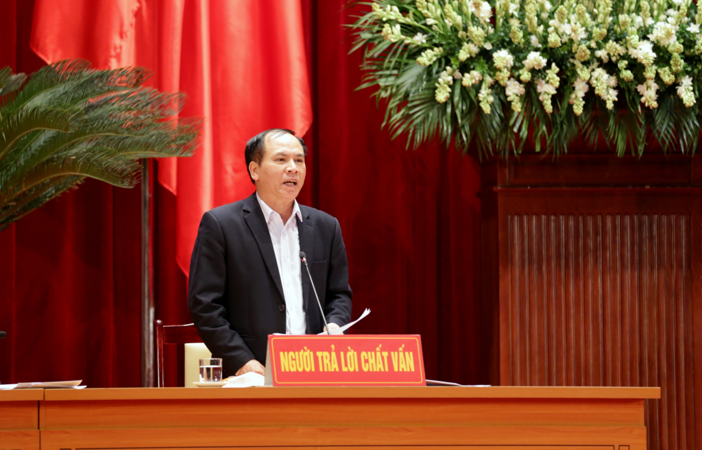 Giám đốc Sở Tài chính Trần Văn Lâm trả lời chất vấn của các đại biểu về vấn đề quản lý tài sản công.