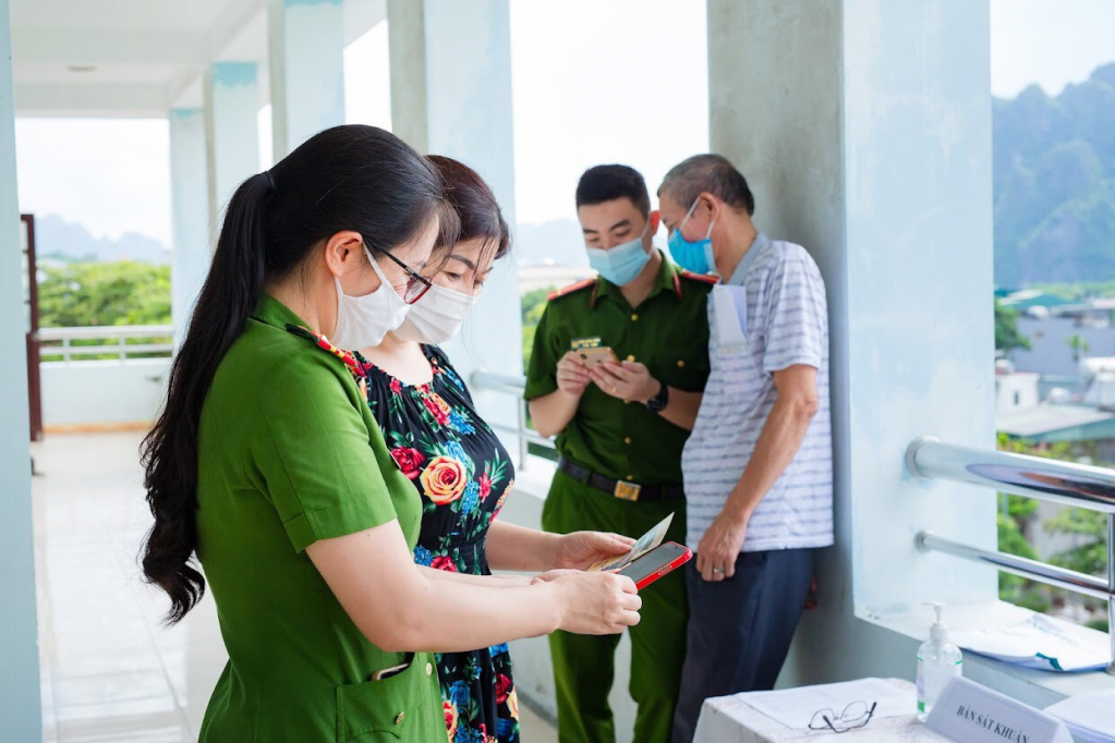 Công an phường Hồng Hà, TP Hạ Long hướng dẫn triển khai Luật cư trú