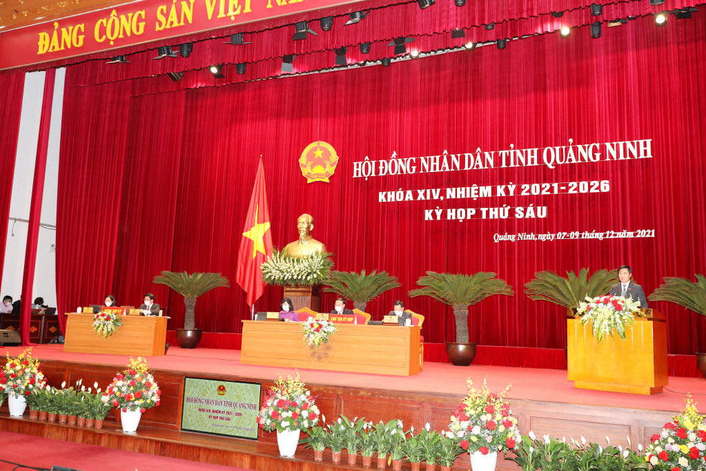 Đồng chí Nguyễn Tường Văn, Chủ tịch UBND tỉnh, phát biểu tại Kỳ họp.