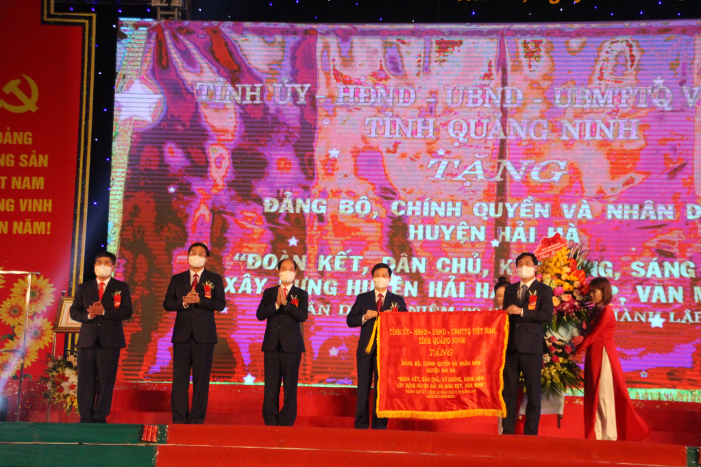 Đồng chí Phó Bí thư Tỉnh ủy, Chủ tịch UBND tỉnh trao bức trướng của Tỉnh ủy, HĐND, UBND, UBMTTQ tỉnh trao tặng huyện Hải Hà.
