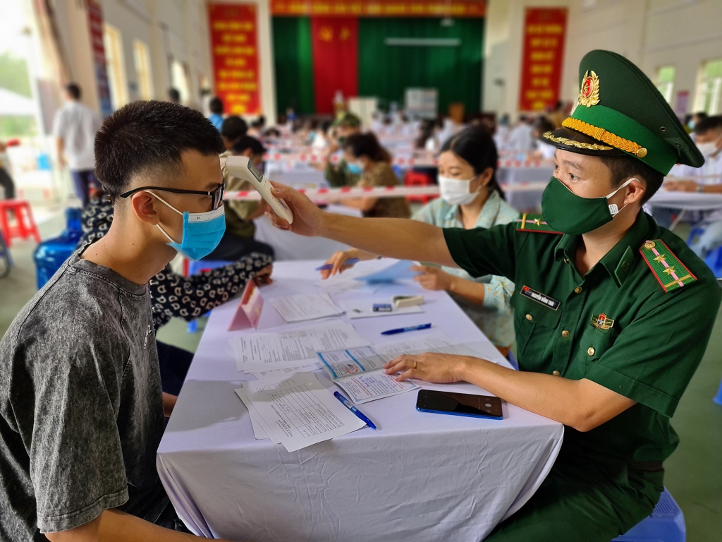 Bộ đội biên phòng Cô Tô phối hợp với lực lượng y tế tầm soát dịch bệnh Covid-19 cho nhân dân.