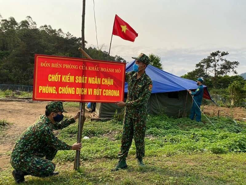 Chiến sĩ Đồn biên phòng cửa khẩu Hoành Mô dựng chốt chặn phòng chống dịch Covid-19.
