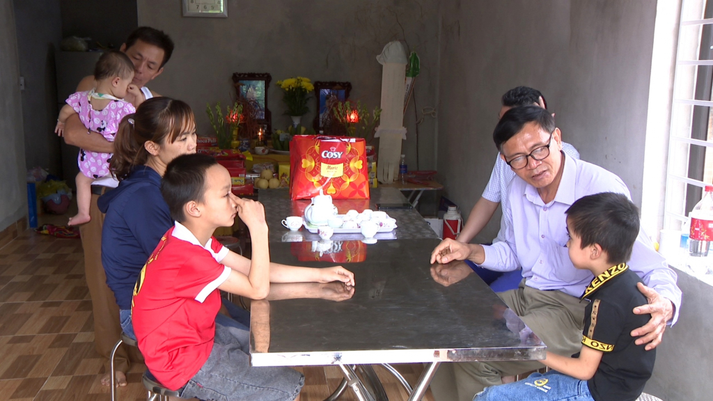 Ông Lãnh Thế Vinh, Chủ tịch Hội Bảo trợ NKT&TMC tỉnh thăm hỏi, động viên 3 cháu nhỏ vừa cùng lúc chịu nỗi đau mất mẹ và bà ngoại, hồi tháng 3/2021.
