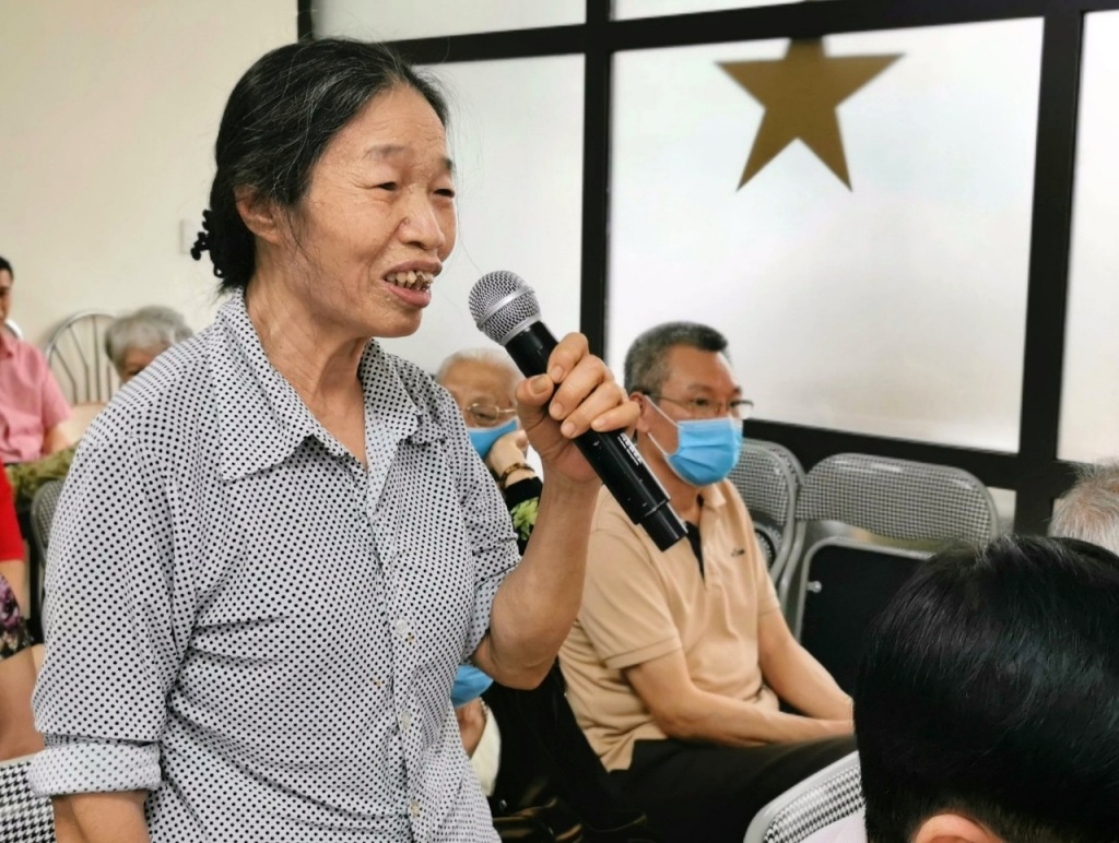 Người dân khu phố 3, phường Trần Hưng Đạo phát biểu xây dựng quy ước tại khu dân cư
