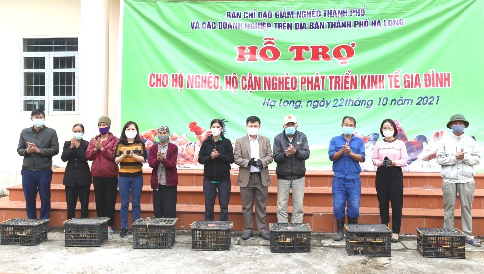 Ban Chỉ đạo giảm nghèo TP Hạ Long và các doanh nghiệp hỗ trợ hộ nghèo xã Lê Lợi, TP Hạ Long gà giống để phát triển kinh tế gia đình.