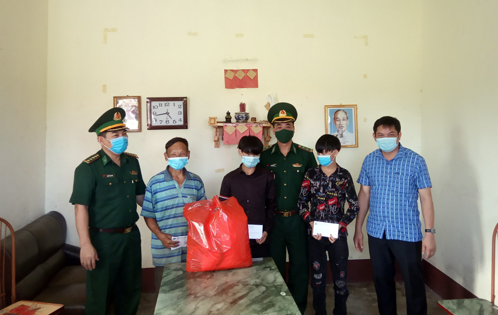 Lãnh đạo TP Móng Cái và Bộ Chỉ huy Bộ đội Biên phòng Quảng Ninh tặng quà cho gia đình có hoàn cảnh khó khăn tại thôn Phình Hồ, xã Bắc Sơn. Ảnh Hữu Việt