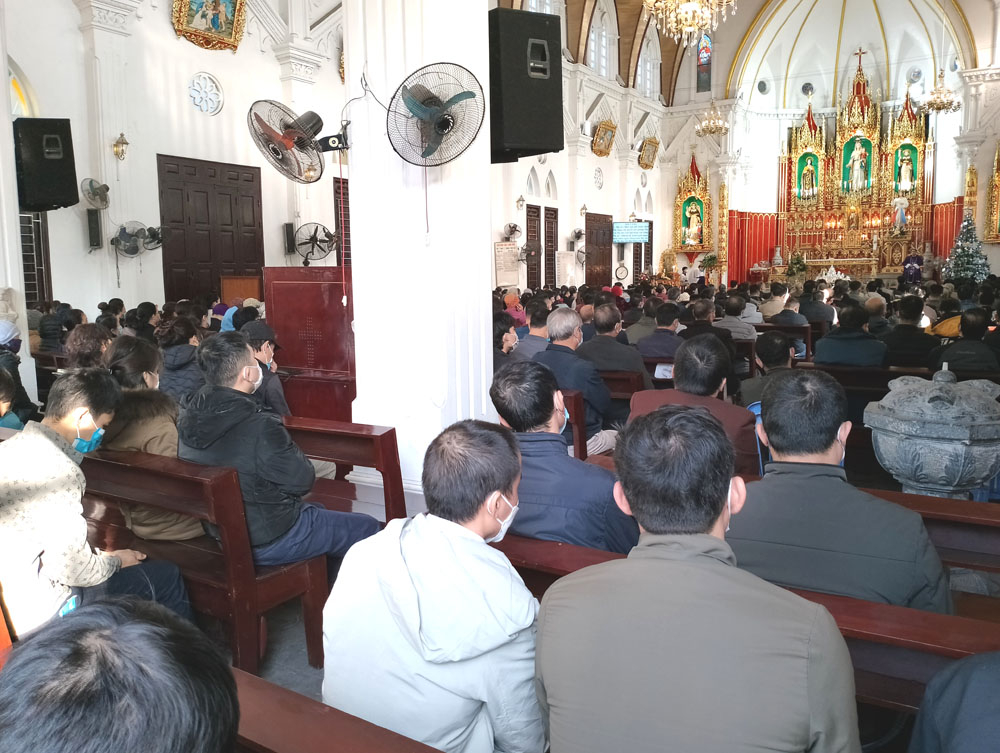 Các giáo dân đến cầu nguyện tại Nhà thờ Cẩm Phả đều thực hiện đeo khẩu trang đầy đủ