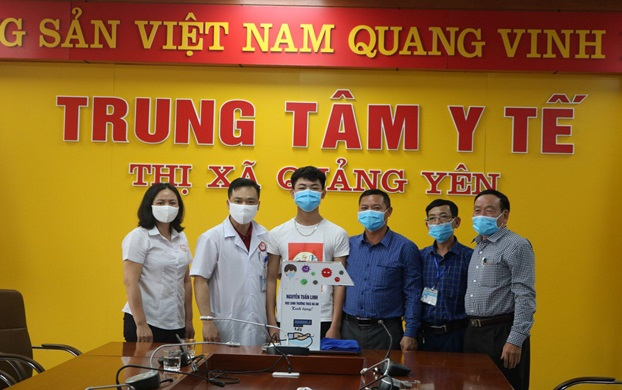 Chàng trai Nguyễn Tuấn Linh, lớp 11A2, Trường THPT Bạch Đằng (TX Quảng Yên) được rất nhiều người biết đến với sáng chế máy hút bọt làm sạch mặt nước ao nuôi tôm.