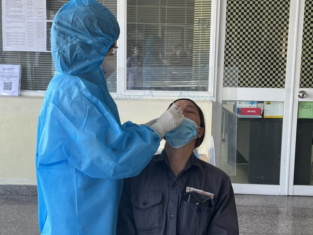 Công ty CP Nhiệt điện Quảng Ninh test nhanh những trường hợp đi về từ vùng có dịch.
