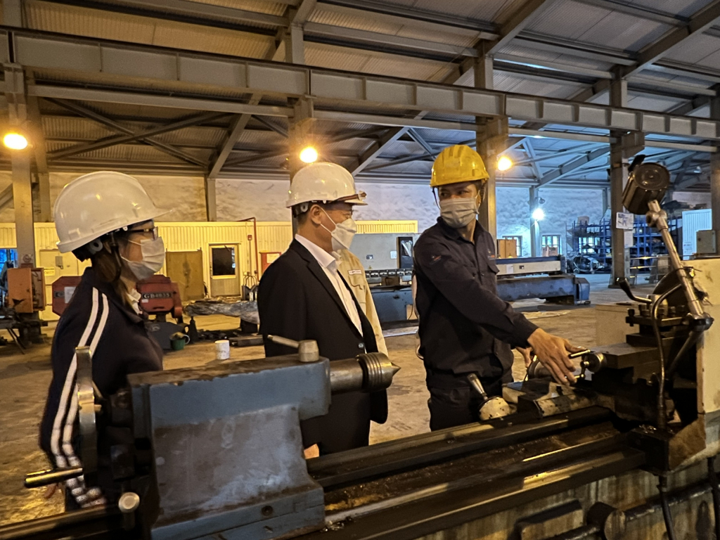 Cán bộ Công đoàn động viên người lao động làm việc.