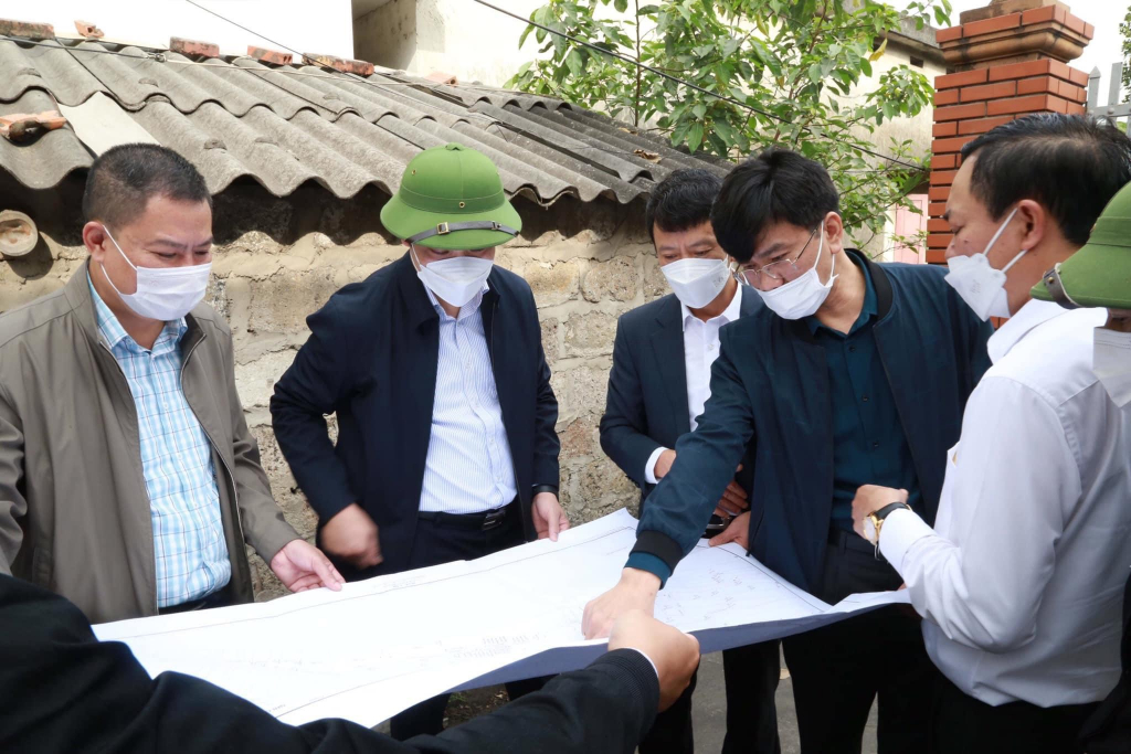 Lãnh đạo thị xã Đông Triều thị sát tình hình GPMB Dự án Đường ven sông kết nối từ đường cao tốc Hạ Long - Hải Phòng đến thị xã Đông Triều đoạn từ đường tỉnh 338 đến thị xã Đông Triều (giai đoạn 1).
