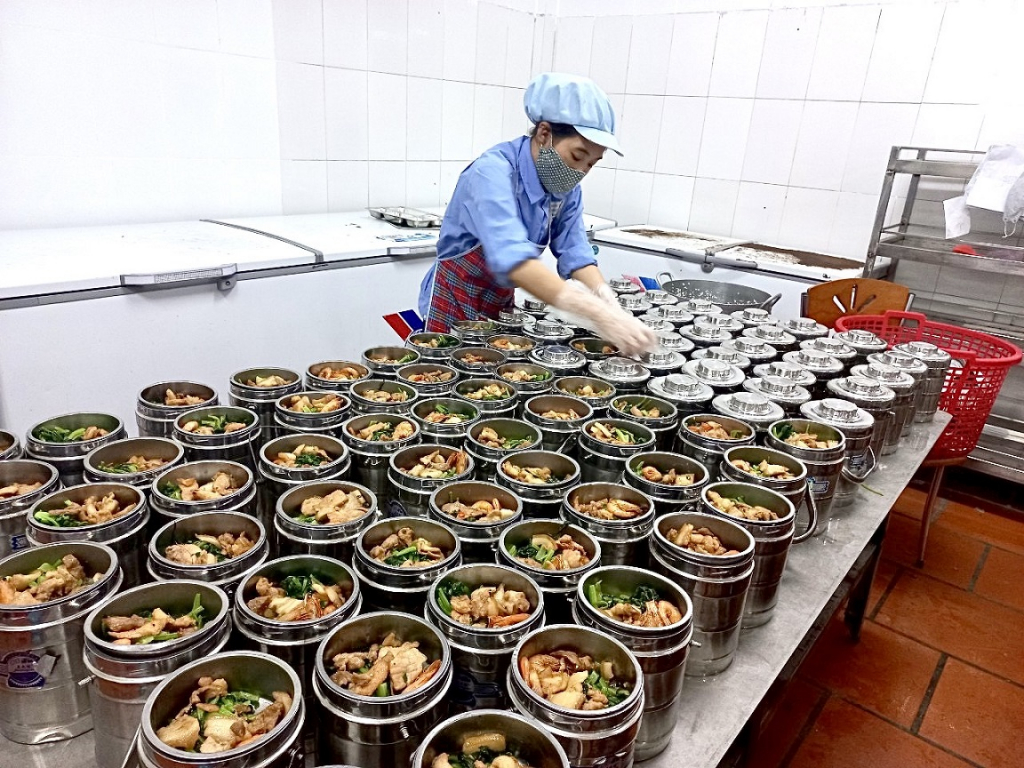 Xuất ăn phụ (ăn ca) của người lao động trong hầm lò của Công ty Khe Sim luôn được đảm bảo khẩu phần