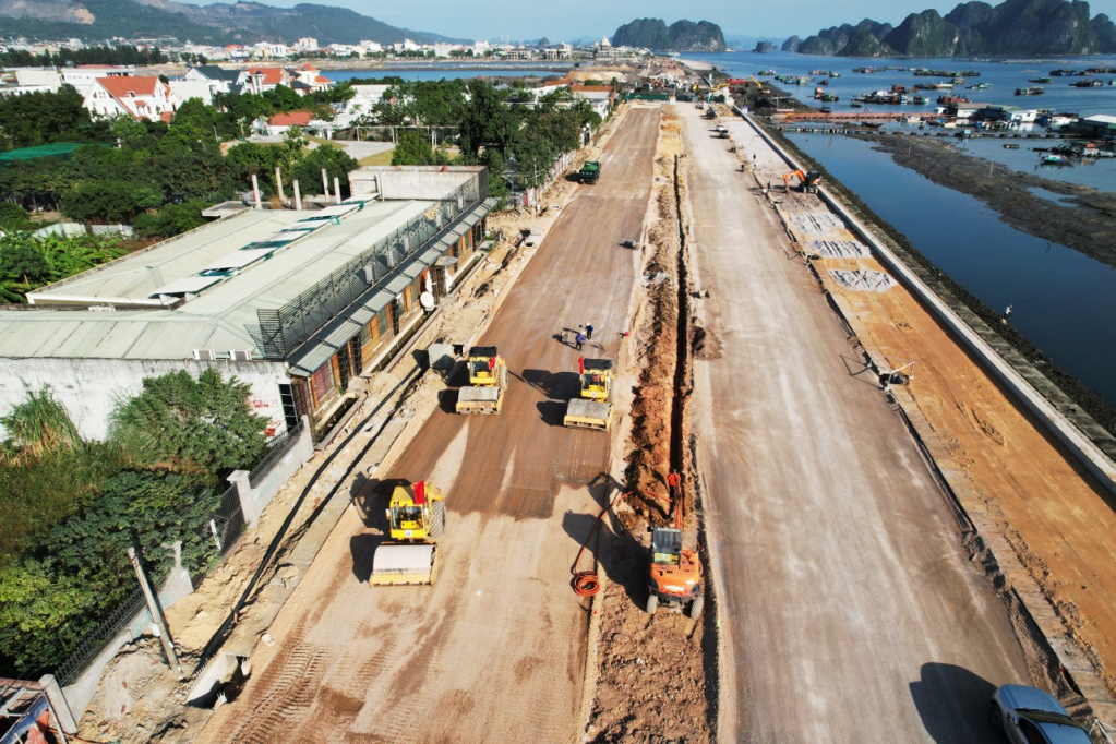 Các dự án trọng điểm của tỉnh năm 2021 đều được đẩy nhanh tiến độ, mục tiêu sớm đi vào sử dụng, tạo động lực cho tăng trưởng kinh tế. Trong ảnh: Thi công đường nối trung tâm TP Cẩm Phả với đường bao biển Hạ Long - Cẩm Phả